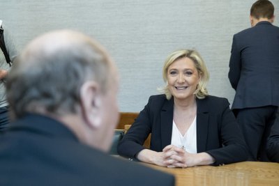 Marine Le Pen kohtub riigikogus EKRE fraktsiooni liikmetega