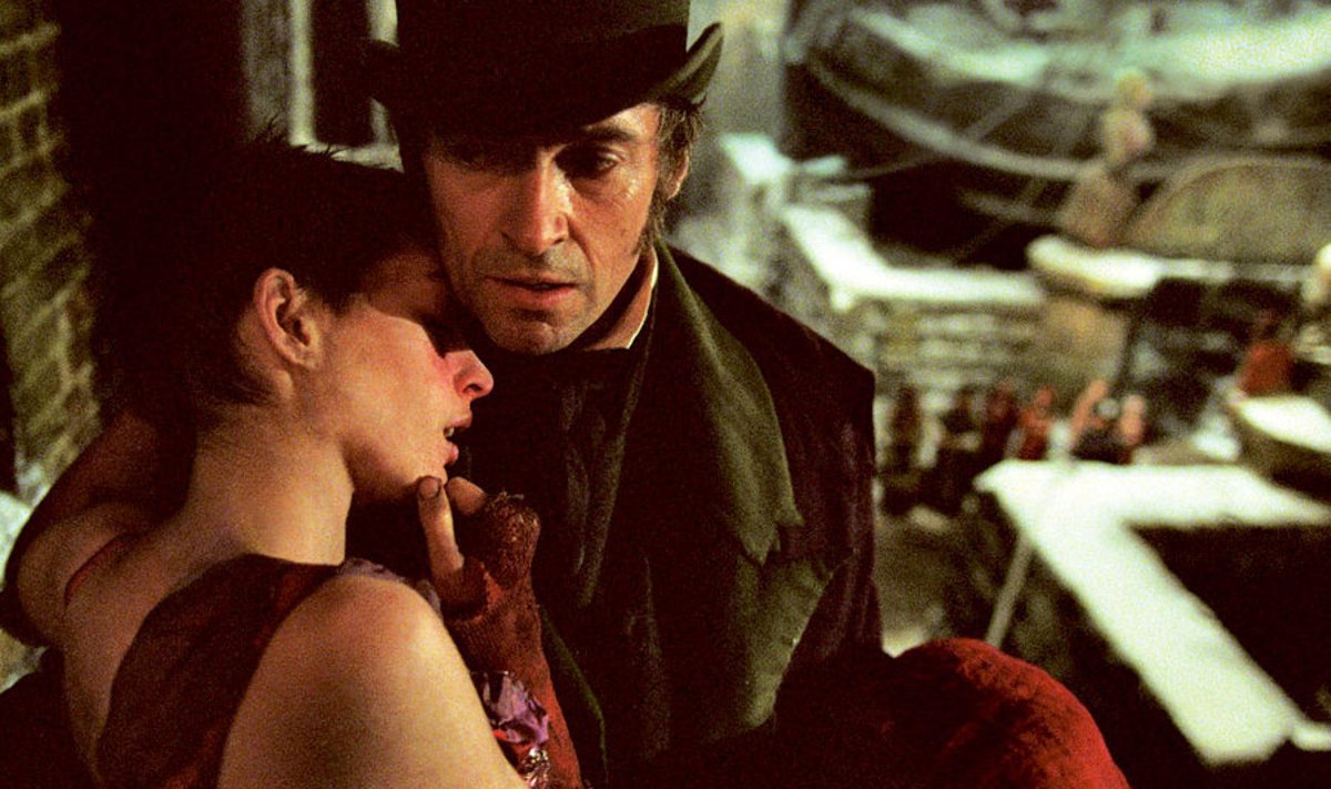 Jean Valjean (Hugh Jackman) kannab Fantine’i (Anne Hathaway). Foto: kaader filmist