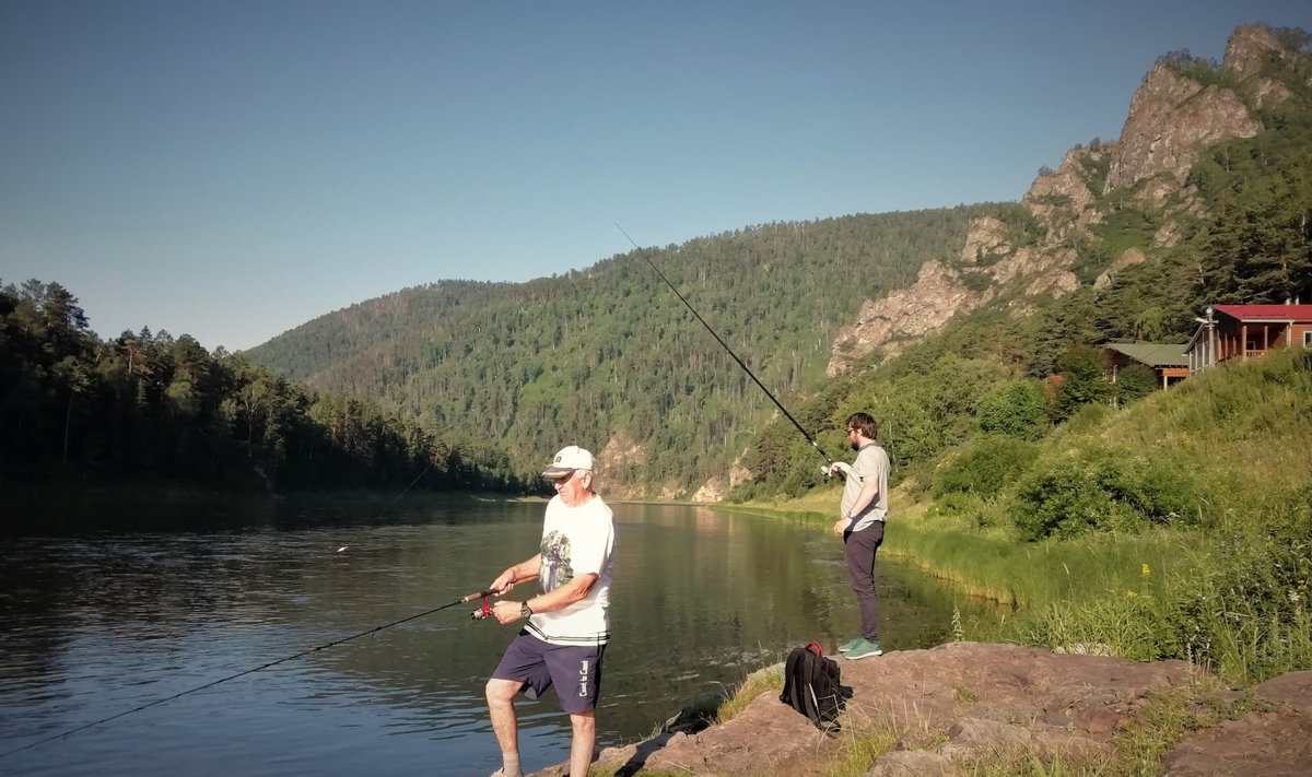 Kalapüük Mana jõel Siberis, ees kohalik Valeri Vesnovski, taga Maalehe peatoimetaja Andres Eilart.