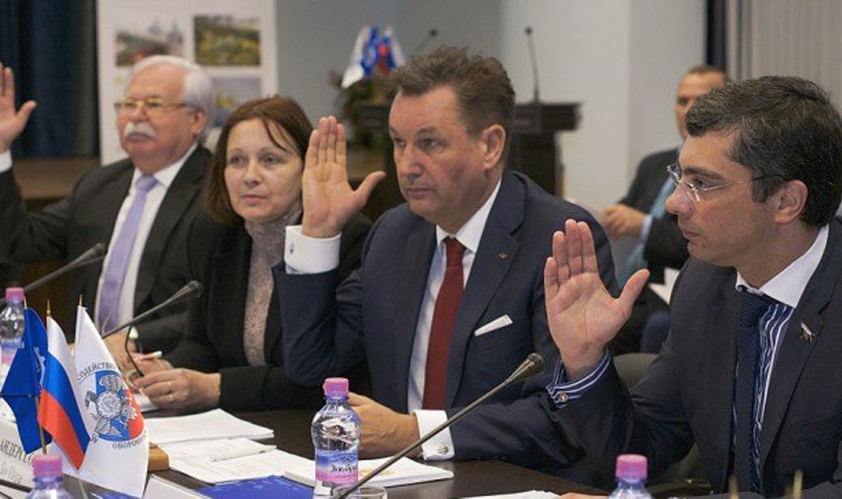 AVTOVAZ direktorite nõukogu liige, eesti päritolu Eduard Vaino tõstab sel pildil vasakul nurgas kätt. Loodetavasti saab mõni sõjaveteran taas kingituseks uue VAZi