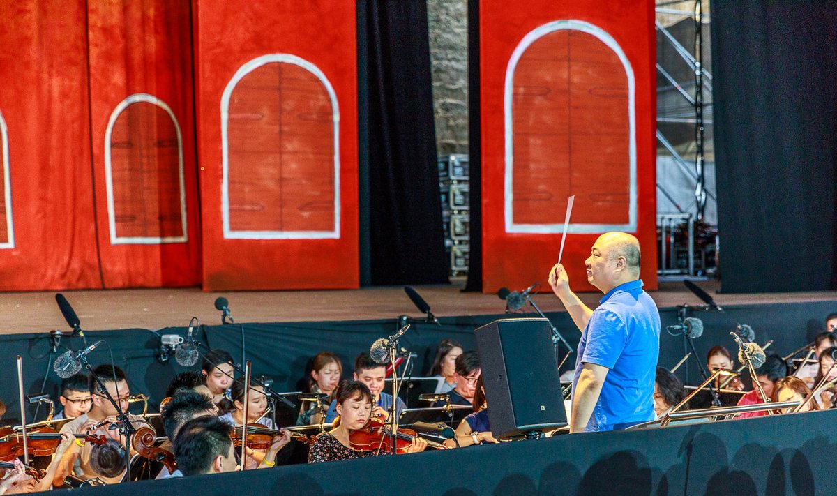 Shanghai ooperiteatri sümfooniaorkester juhatas eile Kuressaares sisse Saaremaa ooperipäevad.