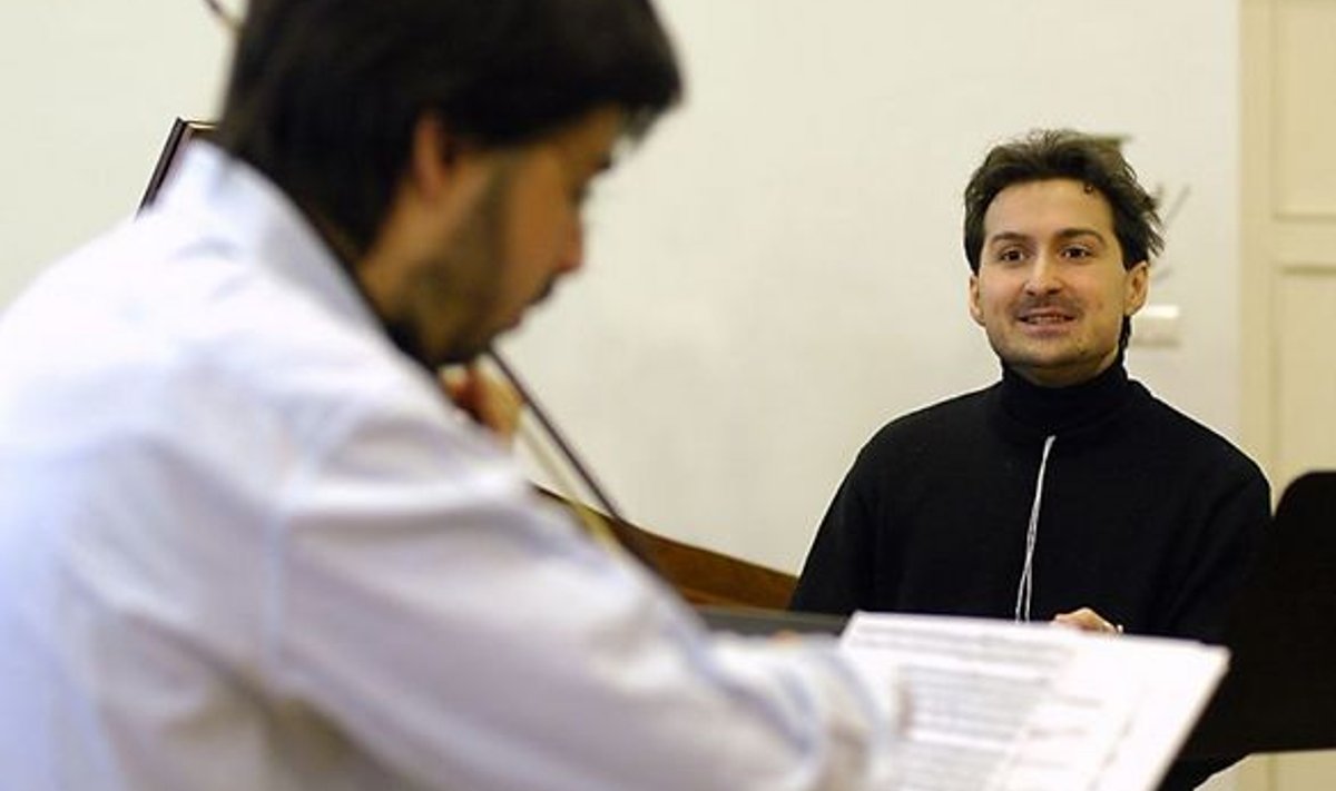 Talendid ­proovis: Sopranist Radu Marian ja viiuldaja Valerio Losito (vasakul). 