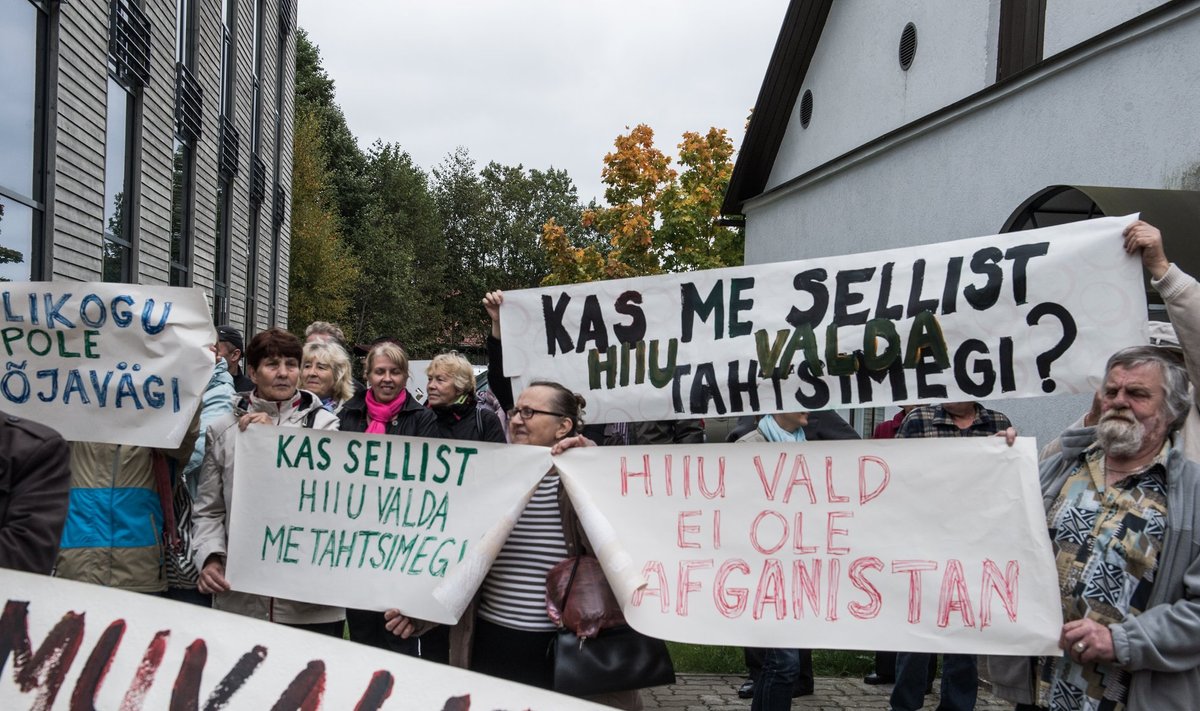 Rahva pahameel sai sädeme Lauka koolist, mille juhist tahtis vallavanem Georg Linkov vabaneda. Eile kogunes Hiiu vallavalitsuse ette oma pahameelt näitama umbes 80 inimest.