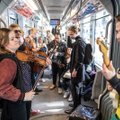 VIDEO | Jazzkaar tõi kontserdi trammi. Üllatunud reisija: trammis keegi ei ütle tere ega head aega, nüüd läks meel tükk maad rõõmsamaks