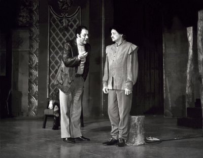 „Tema majesteet komödiant” (1983), Jüri Järvet võrratus Käbirlinski rollis. Fotol koos Eino Baskiniga.