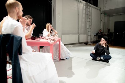 Dramaturg Katrīna Dūka (paremal) näitlejatega
