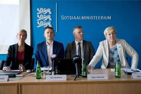 Kuidas nurjus SKAIS2? Sotsiaalministeeriumi pressikonverentsil selgitavad toimunut Katrin Reinhold, Ain Aaviksoo, Egon Veermäe ja Marika Priske.
