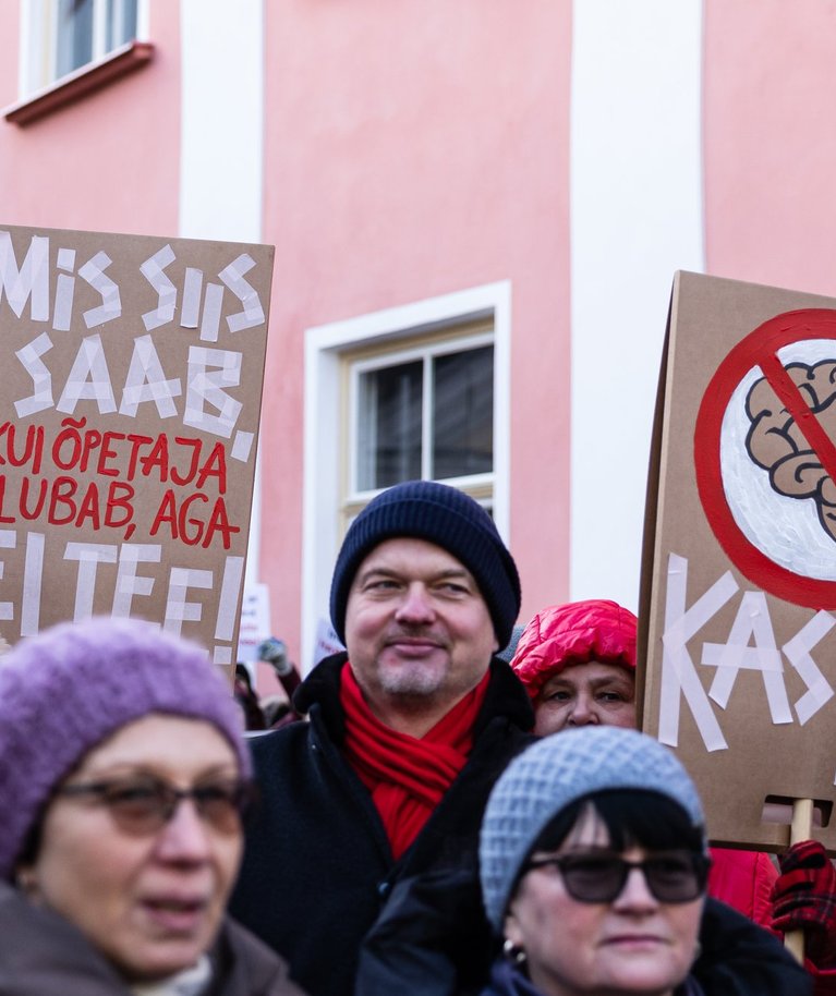 Õpetajate streigist osavõtjad ja toetajad jaanuaris Toompeal riigikogu ees