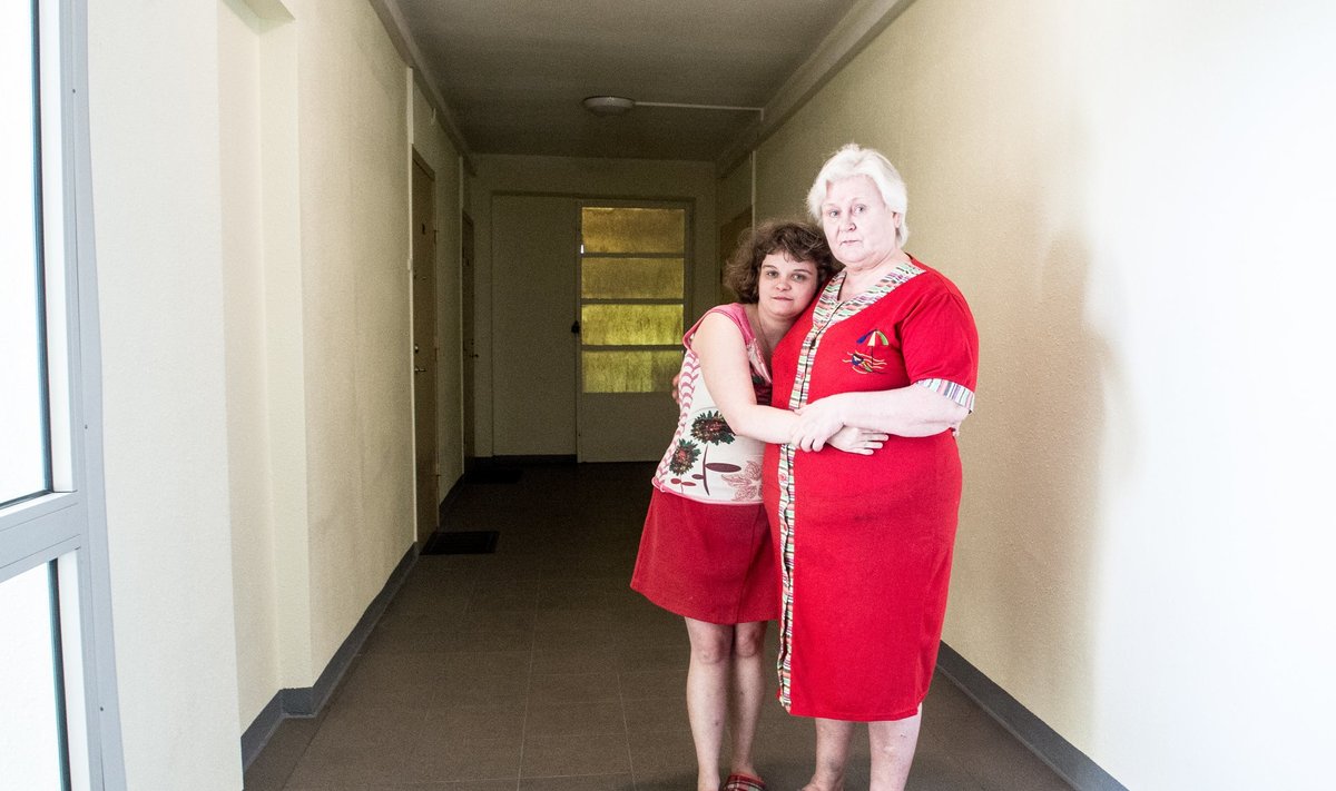 Alisa ja Valentina oma kodu koridoris, kus haarang toimus. See oli ebaõiglane ja jõhker, ütleb Valentina.