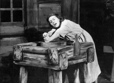 Ingrid Kivirähk lavastuses "Vaeslapse käsikivi" (1953)