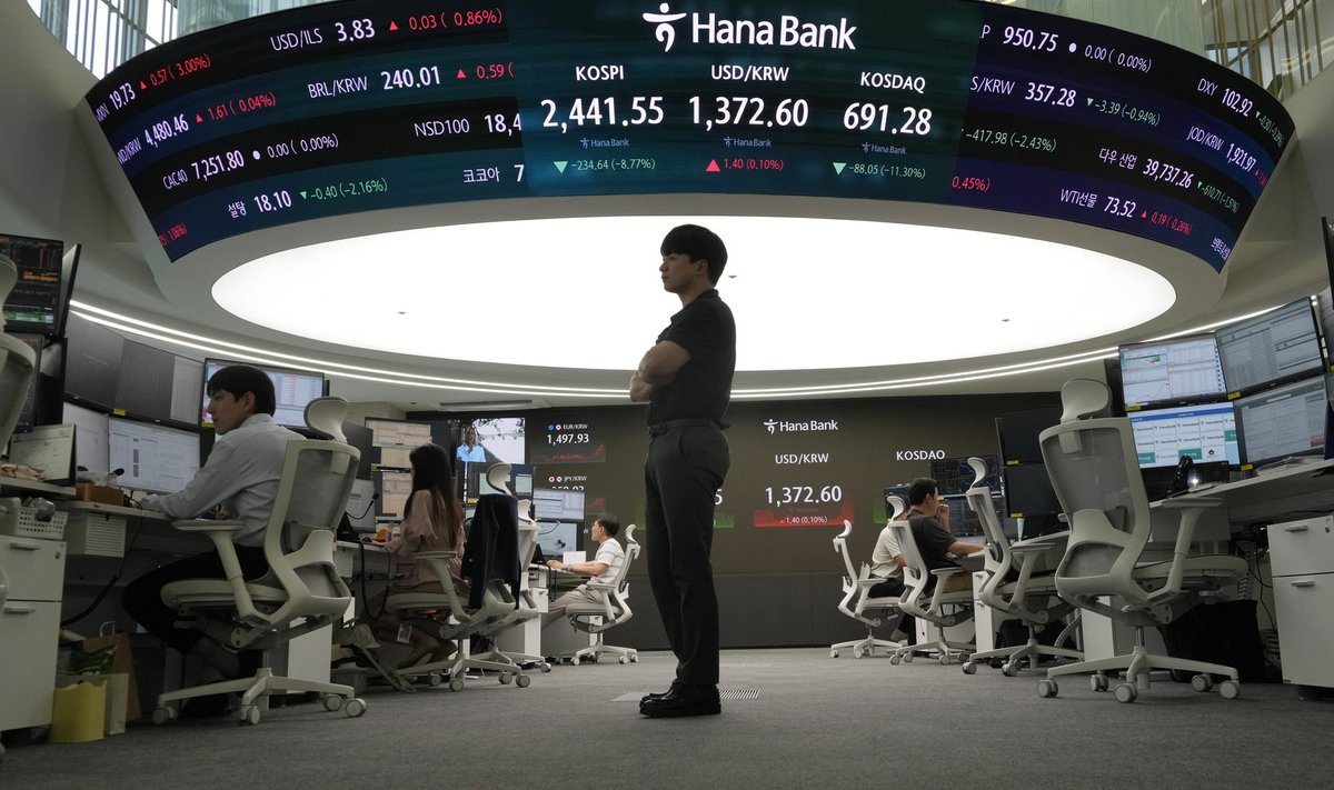 Tänane börsipäev oli kohutav nii Jaapani Nikkei 225 kui Lõuna-Korea KOSPI indeksi jaoks. Esimene langes 12,4%, teine 8,8%. Pildil kauplejad Lõuna-Korea Hana Bankis.