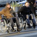 ФОТО: Чиновники Нарвы узнали, что значит передвигаться по городу на инвалидной коляске
