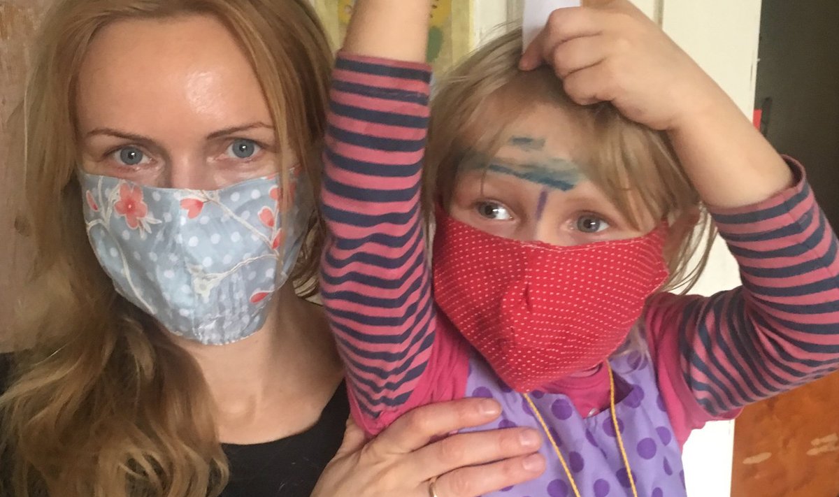 Maskiga kaitstud Kristiina Ehin koos oma kolmeaastase tütre Luikega.