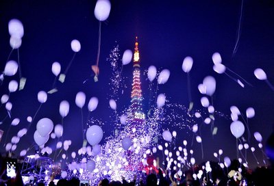 Tokyos lasti taevasse lisaks rakettidele hulk valgeid õhupalle.