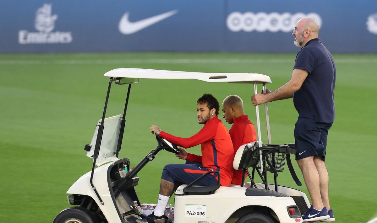 Neymar tiimikaaslastega Kataris.