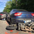 ФОТО и ВИДЕО DELFI: У виадука Валингу столкнулись три автомобиля и мотоцикл, трое в больнице