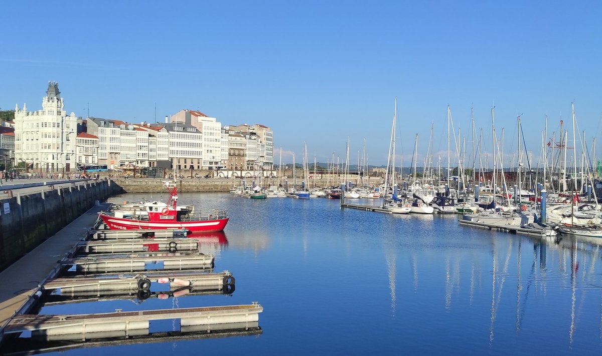 Klaaslinnaks kutsutud A Coruñale annavad valgust ja sära meri ning valged majad.