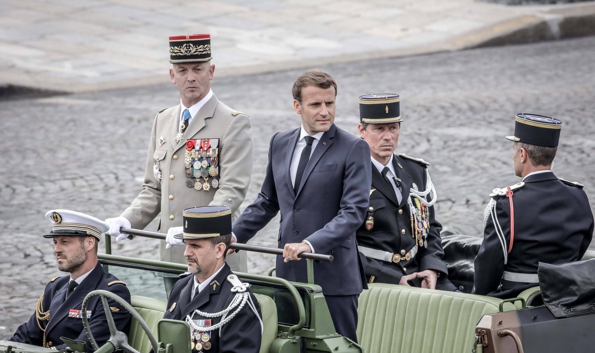 Peastaabi juht François Lecointre (keskel vasakul) ja riigikaitse kõrgeim juht Emmanuel Macron juhatavad mulluse paraadi eesotsas. Presidendilt oodatakse 14. juuliks avaldust armee kohta.