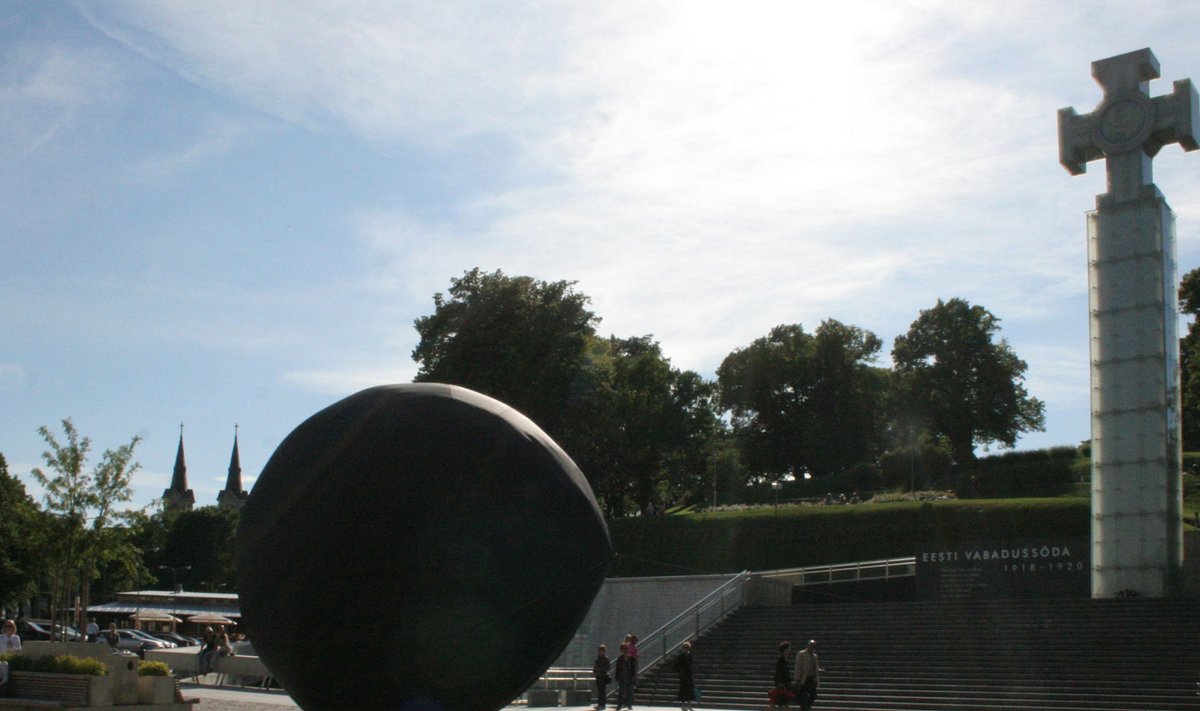 Aaloe-Ader-Flo-Künnap-Soosalu. O. Tekstiilist pall, erinevates kohtades linnaruumis. 2011