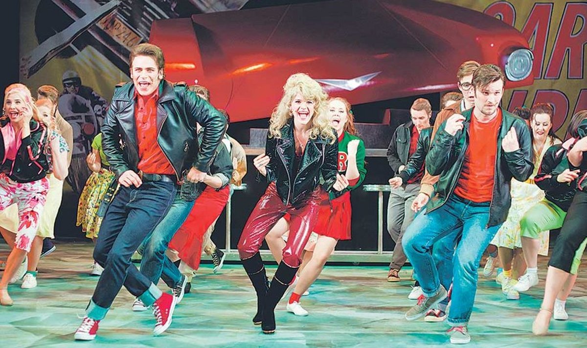 Muusikali finaalis „pahaks” hakanud Sandy (Getter Jaani, keskel) ja Danny Zuko (Uku Suviste, vasakul) löövad teismeliste kambaga tantsu.