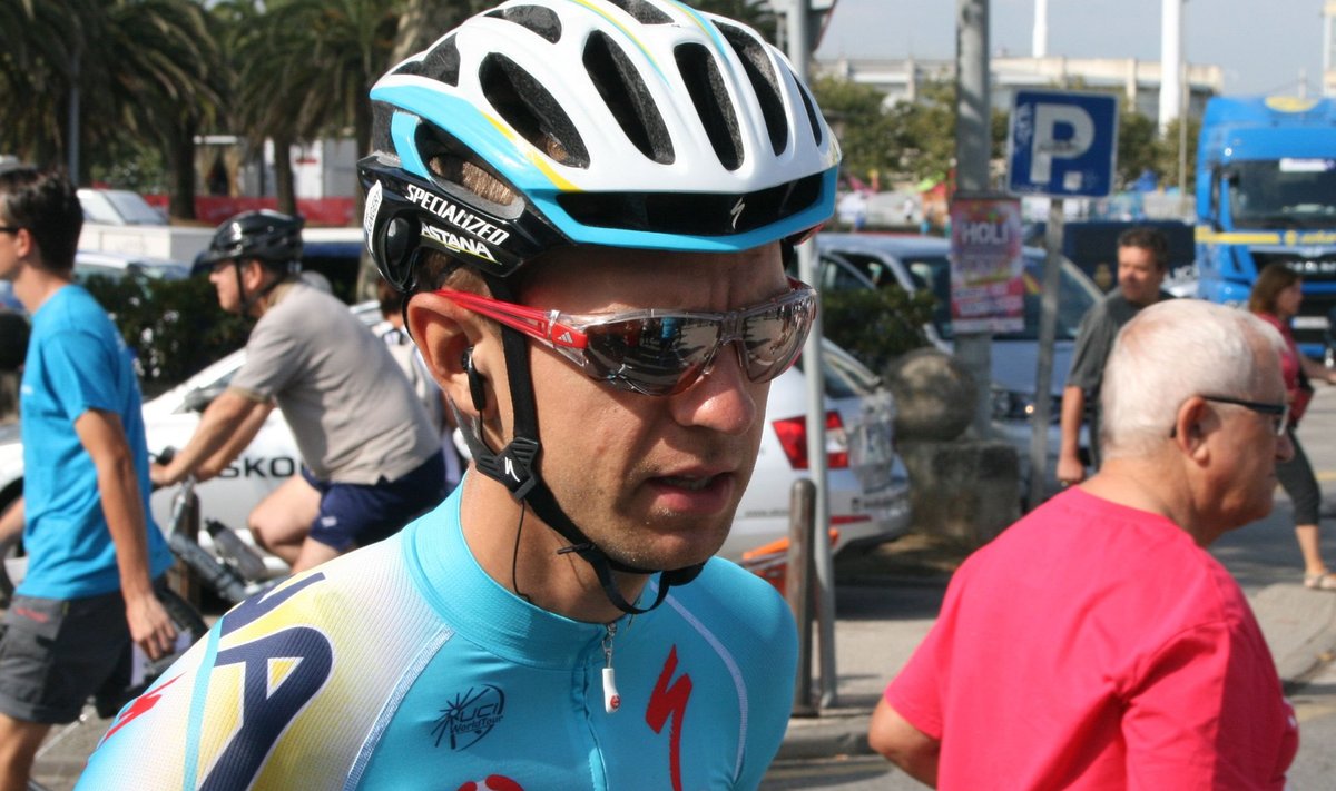 Tanel Kangert Vuelta 14. etapi stardipaigas Santanderis