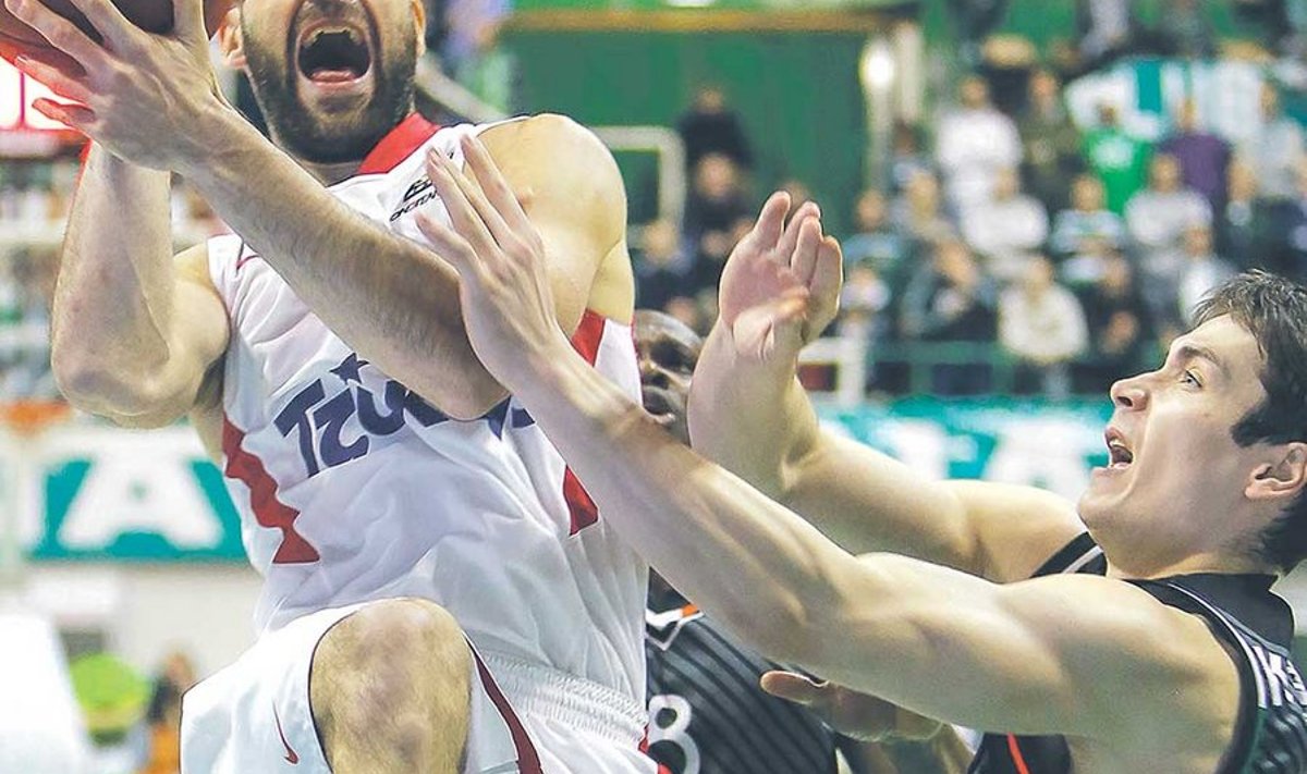 Kristjan Kangur (paremal) püüab takistada Olimpiacos Piraeuse mängijat Vassilis Spanoulist.