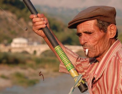 Albaania väikelinna elu: naised hommikul turule, mehed kalale.