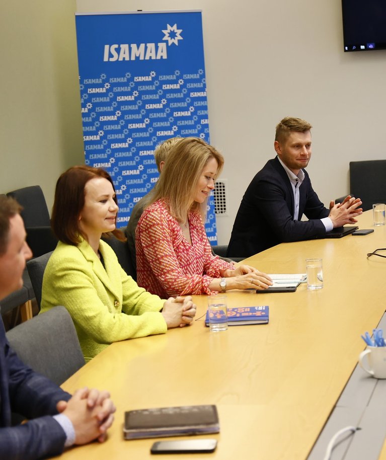 Peaminister Kaja Kallas (punases) poliitikutega kõneluste laua taga.