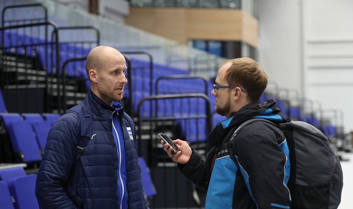 Soome koondise peatreener Tapio Kangasniemi treeningu järel Delfile intervjuud andmas.