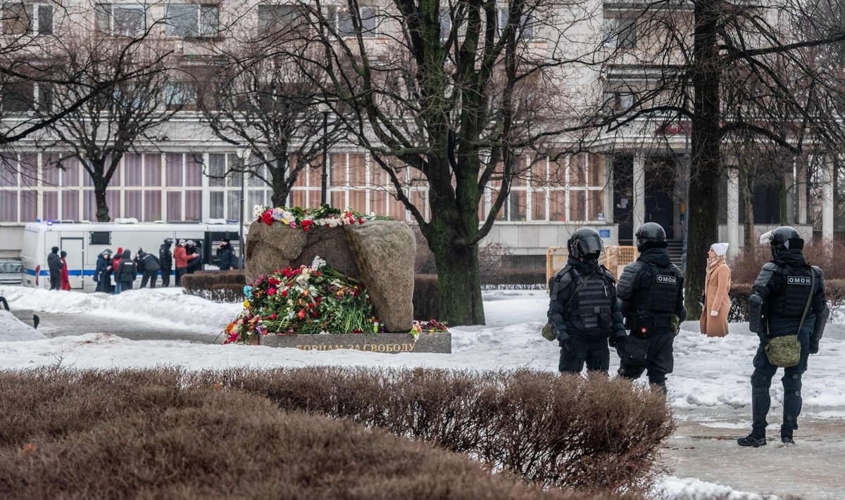 Politsei valvab poliitiliste repressioonide ohvrite mälestussammast, kuhu on Navalnõi mälestamiseks toodud ohtralt lilli.