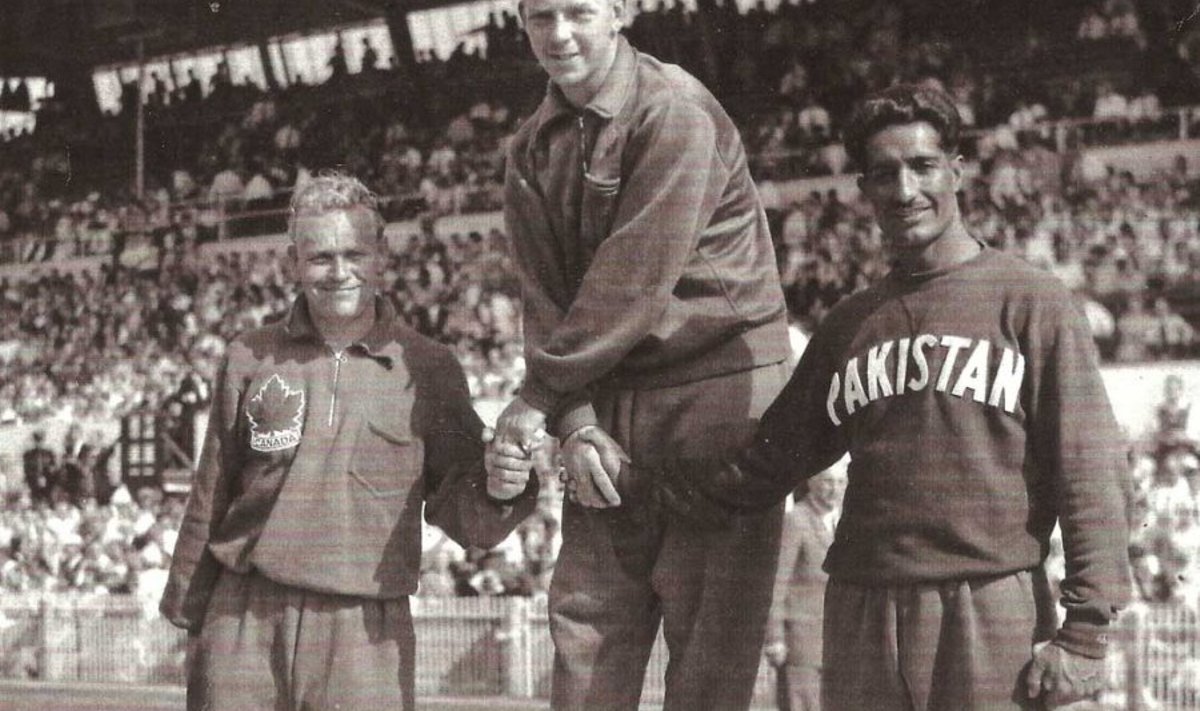 1958. aastal Briti Ühenduse mängudel Walesis Cardiffis saavutas Hans Moks (Kanada) kolmanda koha, võitjaks tuli Colin Smith (Inglismaa) ja teiseks jäi Jalal Khan (Pakistan).