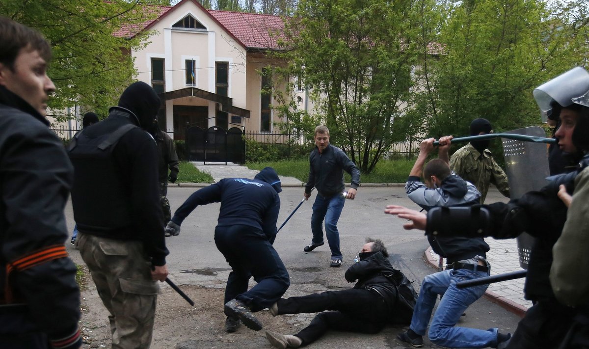 Aprill, 2014: Vene-meelsed protestijad ründavad Ukraina toetajat Donetski tänaval.