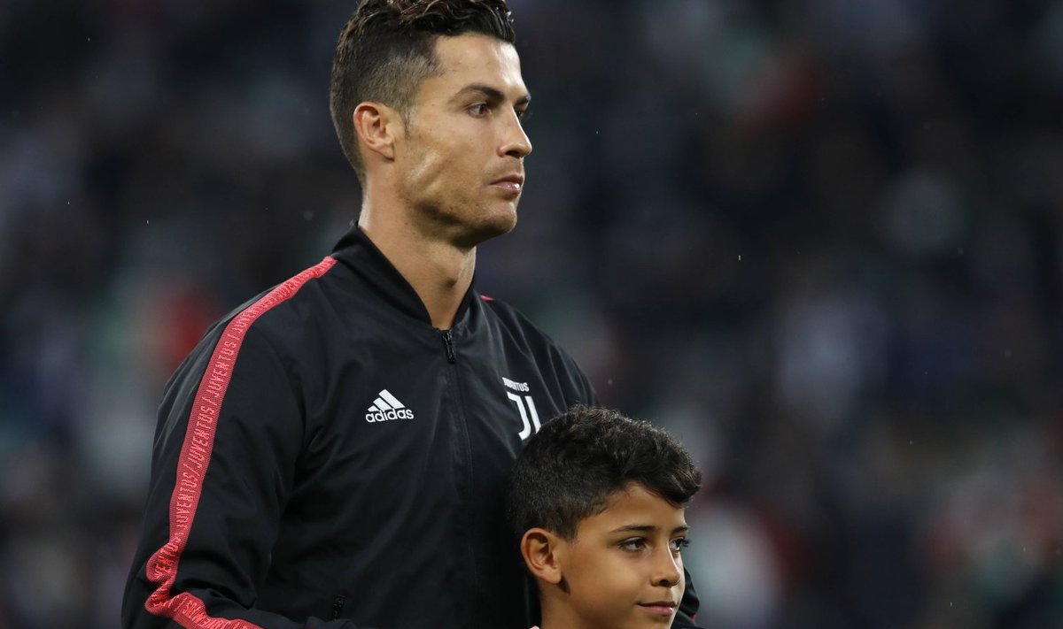 Cristiano Ronaldo koos pojaga.