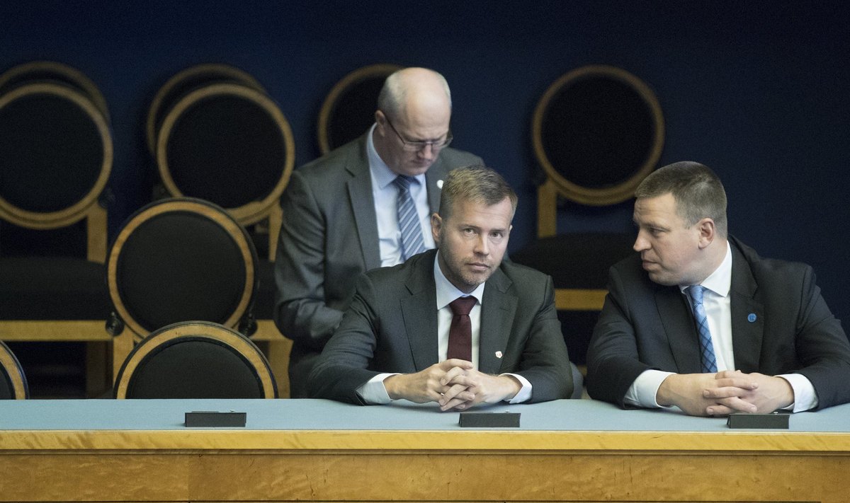 Ettevõtlus- ja infotehnoloogiaminister Rene Tammist (vasakul) koos peaminister Jüri Ratasega riigikogus