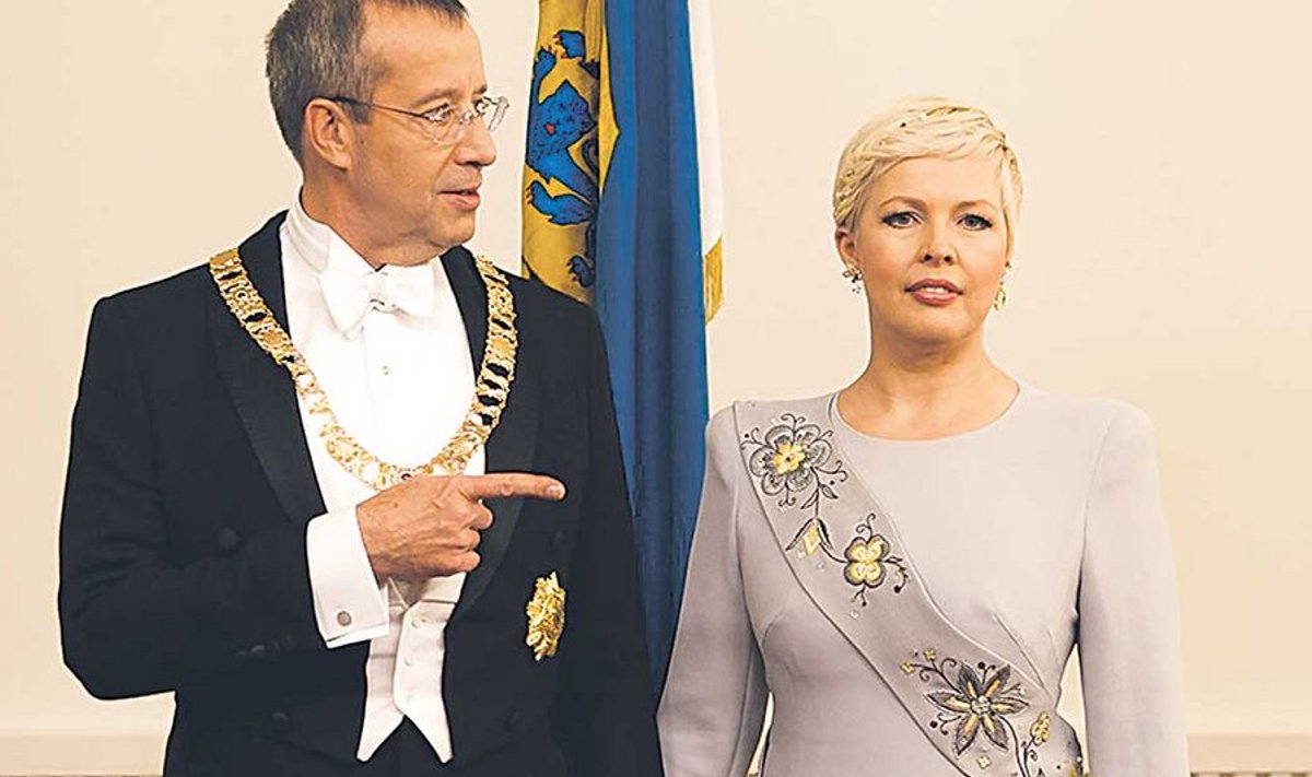 2011. aasta vabariigi aastapäeval kandis Evelin Ilves 2300-eurost komplekti, mille maksis esinduskulude nime all kinni riik.
