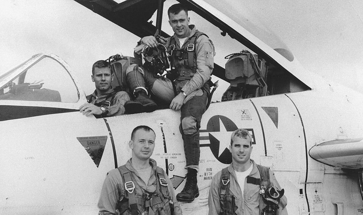 Vietnami sõjavangis õudseid hetki üle elanud John McCainist sai USA hinnatumaid poliitikuid, kellele ei olnud võõrad ka Eesti julgeolekumured. Fotol poseerib McCain (ees paremal) koos relvavendadega T-2 Buckeye lennuki juures 1965. aastal. (Foto: Wikimedi