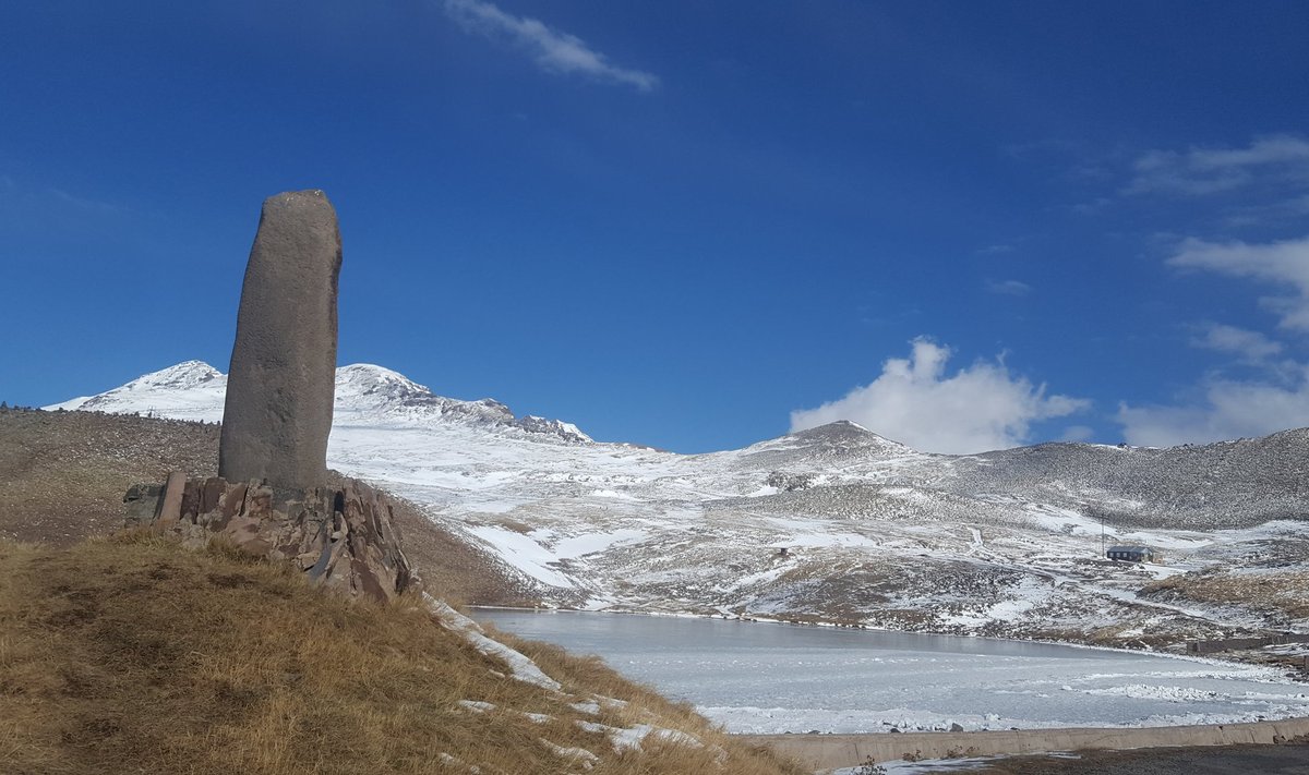 KIVIDE JÄRV: draakonikivi valvata salapärane ja iidne teadusasuus Aragatsi tipul, kus võidi uurida mateeria olekuid juba tuhandete aastate eest.