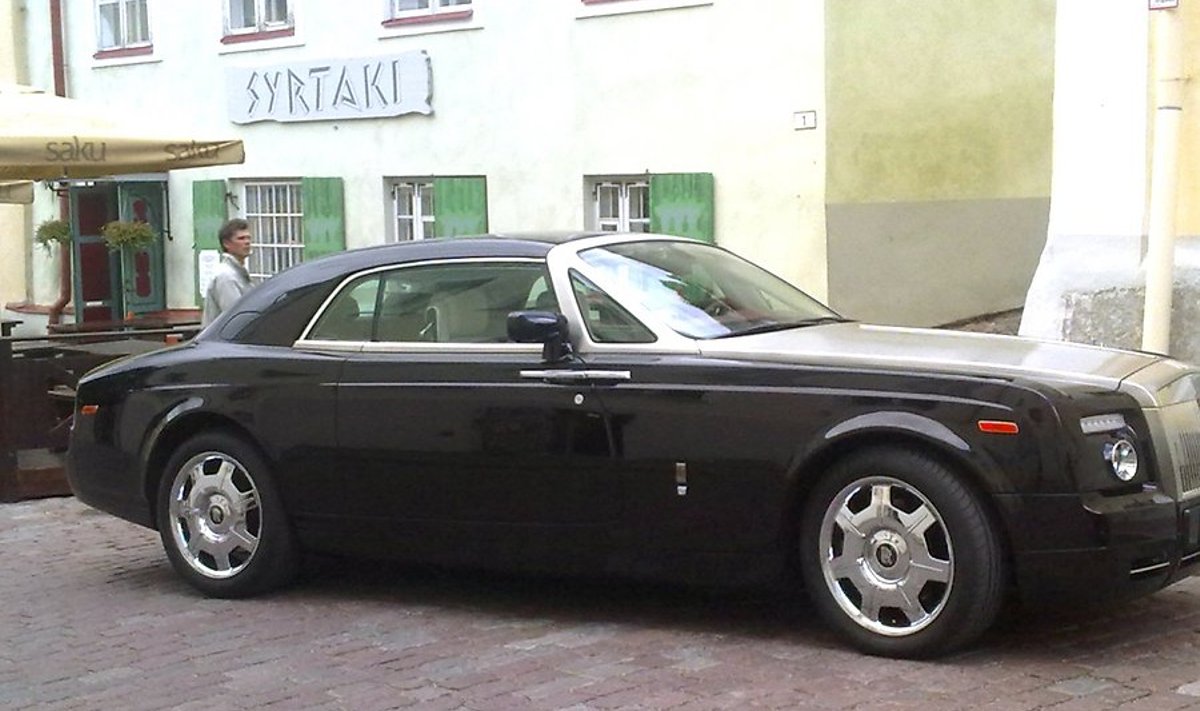 Rolls-Royce Phantom Drophead Coupe maksab miljoneid. Lugeja foto