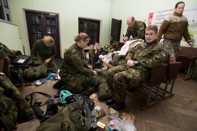 Registreerimine Utria dessandile ja varustuse kontroll Kaitseliidu Alutaguse maleva staabis. Esiplaanil leitnant Merje Meerits, kes igapäevaselt on teenistuses Viru jalaväepataljonis.