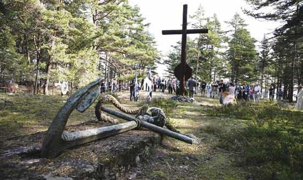 Laevahukku meenutati saarel Eestiranna mälestusmärgi juures. Foto: Priit Estna