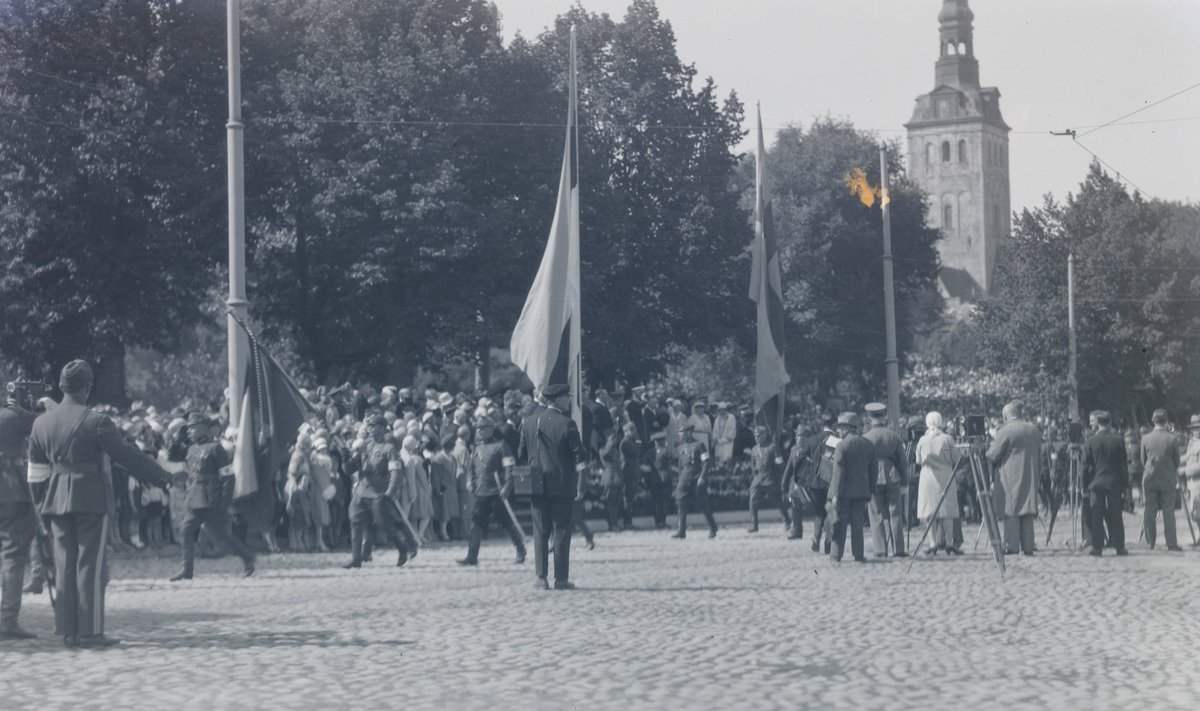 ENNE JA PÄRAST: Kaitseliidu paraad Vabaduse väljakul 28. juunil 1929 Rootsi kuninga külaskäigu auks. Paremal filmimehed ja fotograafid. Teisel fotol neid enam pole – politsei ajas ära.