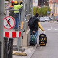 DELFI FOTOD: Jalakäijad teevad Tartu maanteel eluohtlikke manöövreid