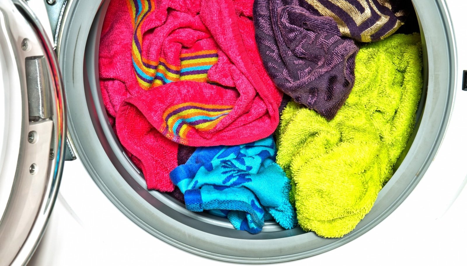Неприятный запах полотенец. Цветные вещи. Мятое белье в машинке. Вонючее полотенце. Одежда после стирки пахнет затхлостью.
