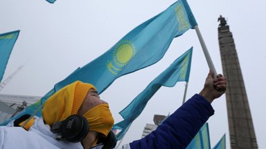 Вот это масштаб! Болельщики развернули в Риге и Юрмале самый большой в мире флаг Казахстана