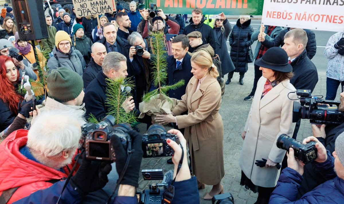Põllu- ja metsameeste meeleavaldus Riias 05.03.2024. Peaminister Evika Siliņa võttis vastu noore männipuu ning kirja metsameeste nõudmistega.