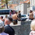 Черногория вводит штрафы для туристов, гуляющих по городу в неподобающем виде