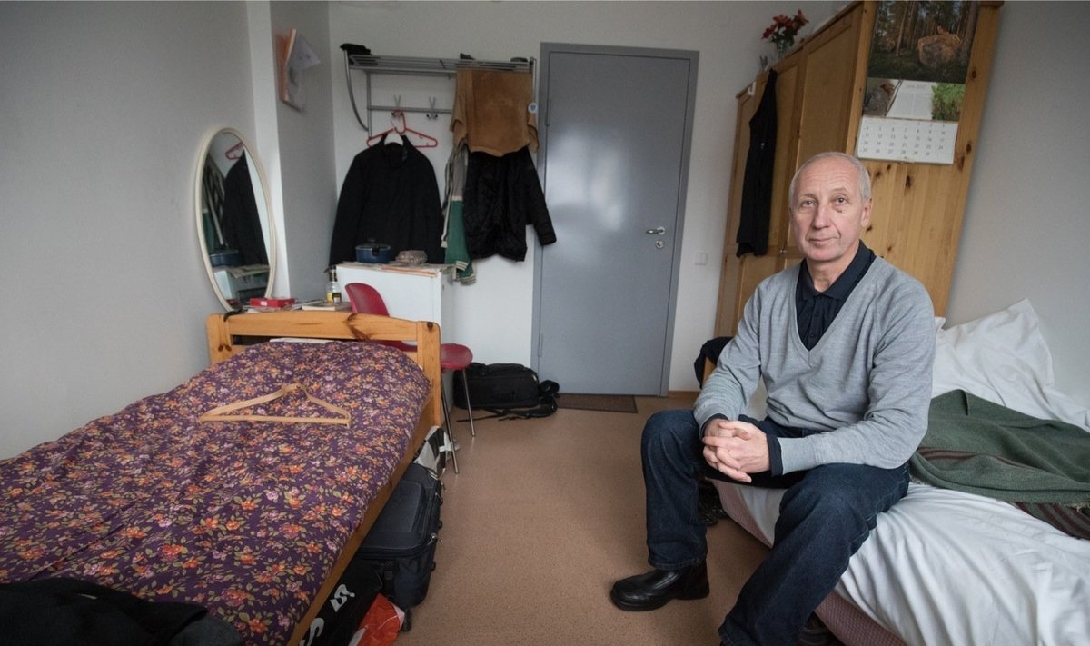Igor Toršin sotsiaalmajutusüksuses oma toas. Kuna ruumi on vähe, pole naabervoodis norskava joodiku haisu eest pääsu.