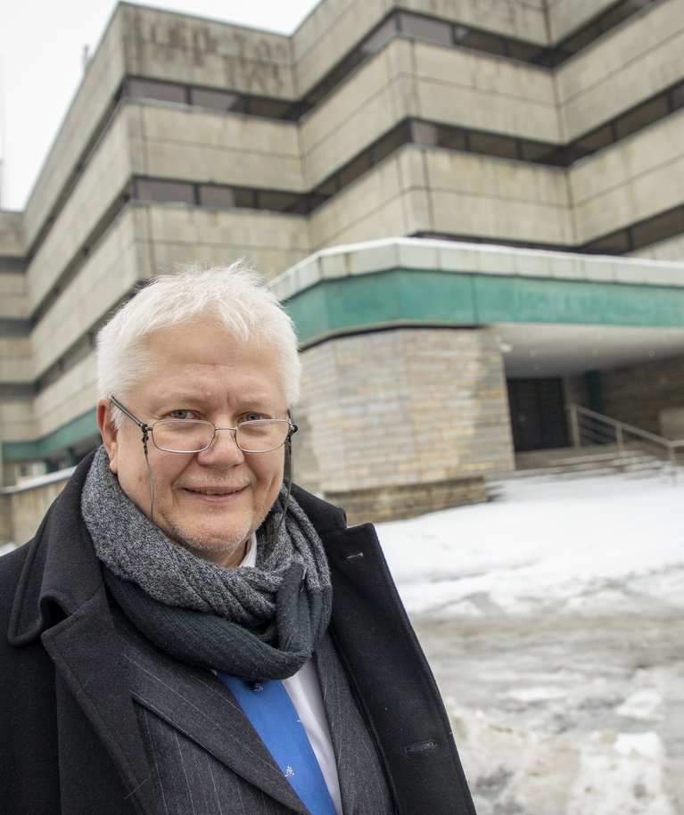 Rein Lang Tallinnas lammutamist ootava vana Liivalaia kohtumaja ees. Ta märgib, et inimesel, kes ise advokaadi eest maksta ei jaksa, on edaspidi oht jääda kohtus pädeva kaitseta, kuna riik leiab, et õigusabi korras määratud kaitsjale turuhinna maksmine on liiga kallis.