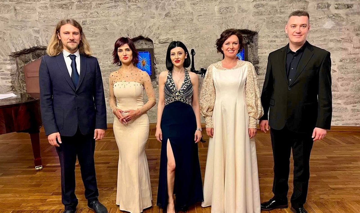Rahmaninovi 150. sünniaastapäevale pühendatud kontsert pakkus muusikalisi kõrghetki. Fotol näitleja Eduard Tee, metsosopran Zhenya Hovsepyan, sopran Elena Bebekh, pianist Anna Khachaturyan ja bass-bariton Stanislav Šeljahhovski.