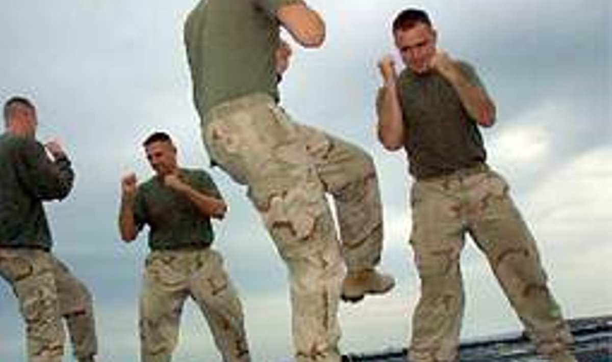 NOORED KUKED: Ameerika merejalaväelased jaanuaris 2003 enne Iraaki tungimist sõjalaeva pardal trenni tegemas. Afp